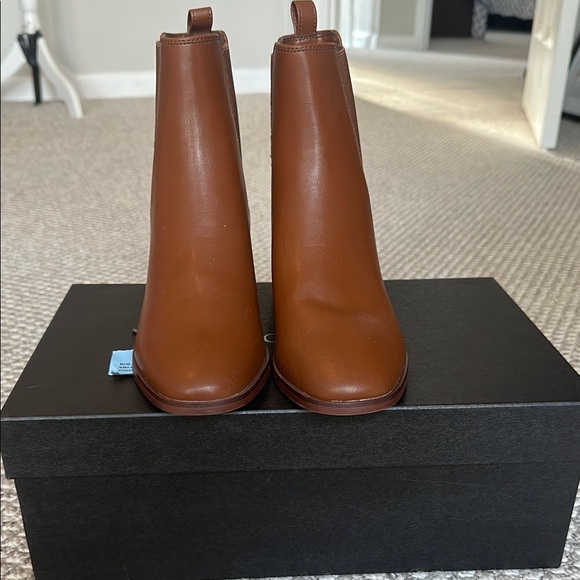 NWT: Elegant Brown Leather Ankle Boots - Picture 3 of 11